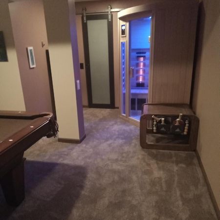 Super Suite With Sauna, Pool Table And Arcade Game Lansing Exterior photo